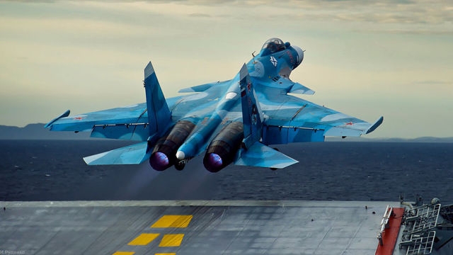 Su-33 rozbił się podczas lądowania na lotniskowcu na Morzu Śródziemnym - GospodarkaMorska.pl