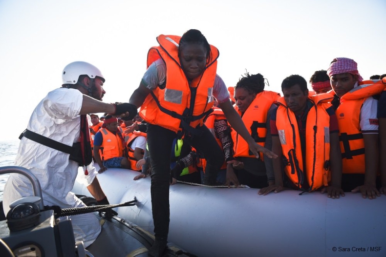 Na Morzu Śródziemnym znaleziono ciała 16 migrantów, uratowano 800 - GospodarkaMorska.pl