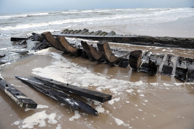 W Międzywodziu trwa akcja wydobywania wraku XIX-wiecznej łodzi - GospodarkaMorska.pl