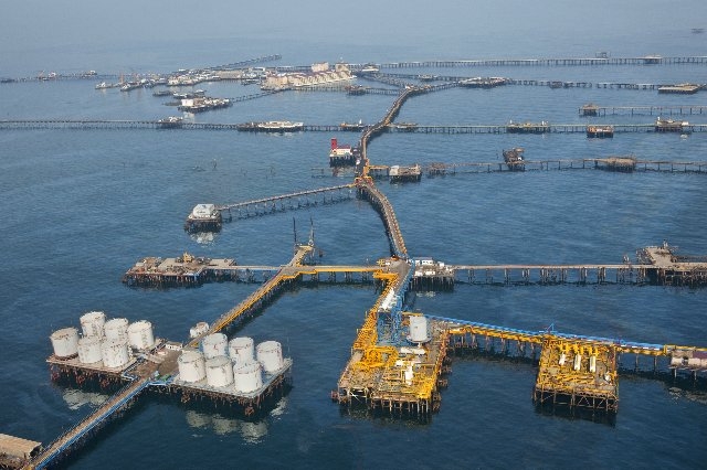 Mocny wiatr powodem tragedii na platformie na Morzu Kaspijskim. Jedna osoba nie żyje - GospodarkaMorska.pl