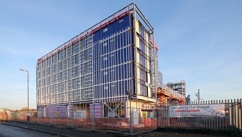 Kontenerowy hotel w Anglii - GospodarkaMorska.pl