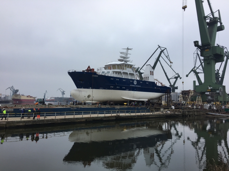 W stoczni Nauta w Gdańsku zakończyło się nietypowe wodowanie statku dla szwedzkiego uniwersytetu (foto,wideo) - GospodarkaMorska.pl