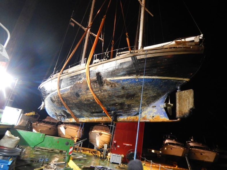 Zjawa IV już na lądzie. Zakończyła się operacja ściągania jachtu z mielizny (foto) - GospodarkaMorska.pl