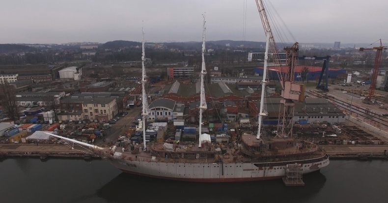 Zakończył się montaż masztów na fregacie dla Algierczyków (wideo) - GospodarkaMorska.pl