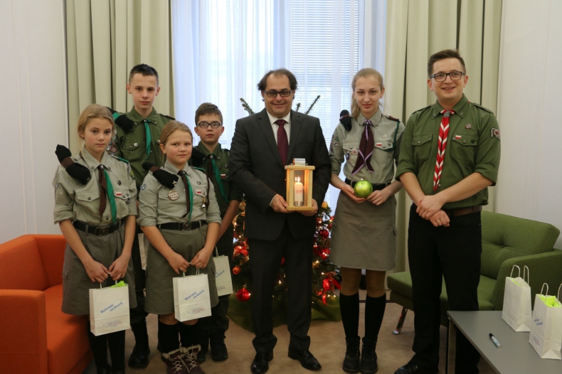 Betlejemskie Światło Pokoju zapłonęło w Ministerstwie - GospodarkaMorska.pl