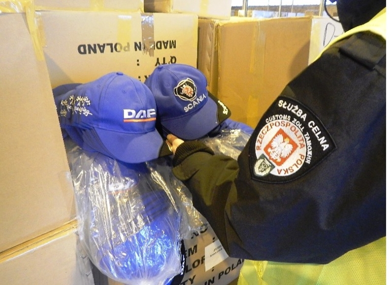 Kontener z czapkami, które naruszały prawo własności intelektualnej - GospodarkaMorska.pl