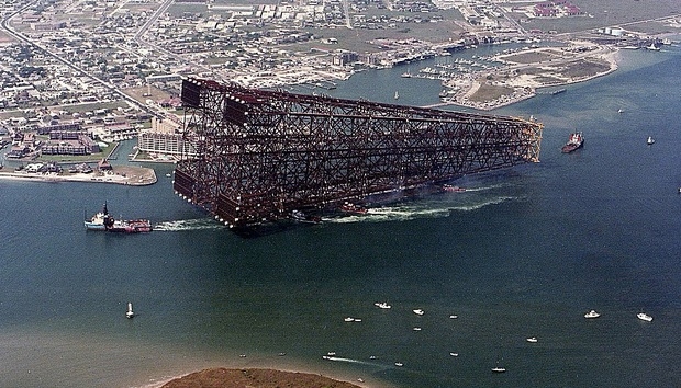 Transport gigantycznej wieży wiertniczej (wideo) - GospodarkaMorska.pl