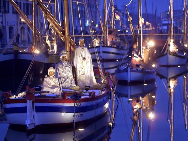 Niezwykła szopka na historycznych łodziach w starym porcie we Włoszech (foto) - GospodarkaMorska.pl