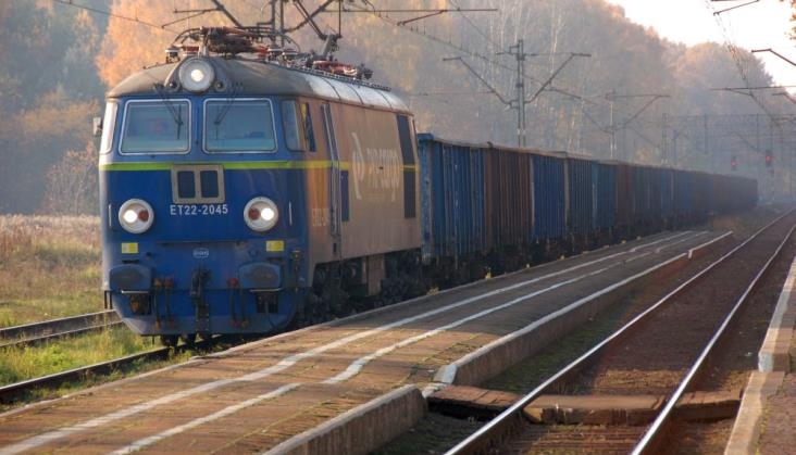 Przewozy towarowe w dół - GospodarkaMorska.pl