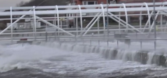 W Ustce zalany bulwar portowy (wideo) - GospodarkaMorska.pl