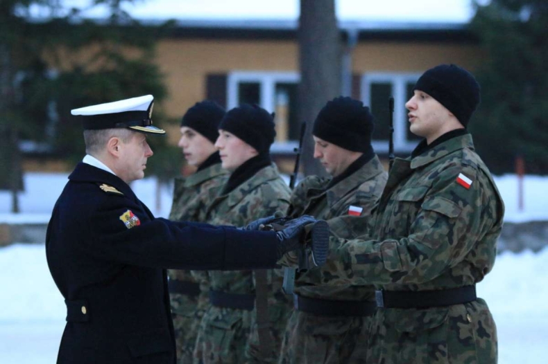 Hel: wręczenie broni żołnierzom Służby Przygotowawczej - GospodarkaMorska.pl