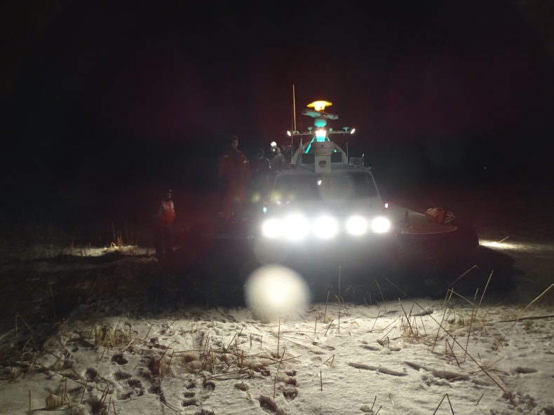 Akcja ratownicza na Zalewie Wiślanym. Poduszkowiec Straży Granicznej odnalazł zaginionego mężczyznę - GospodarkaMorska.pl