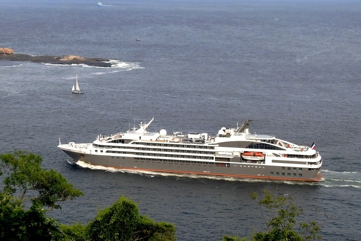 Wycieczkowiec zderzył się z dryfującym obiektem. Przerwano rejs - GospodarkaMorska.pl