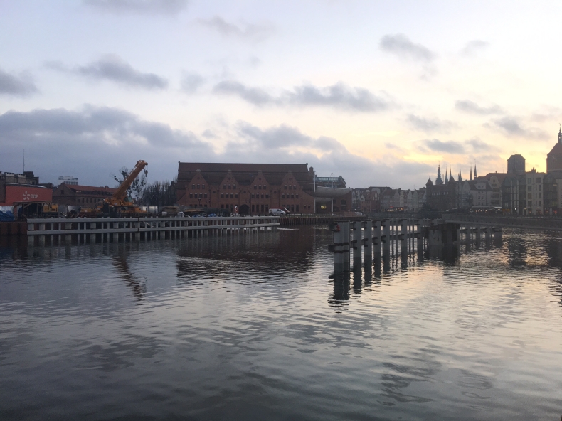 Jest już pierwsze przęsło kładki prowadzącej na Ołowiankę - GospodarkaMorska.pl