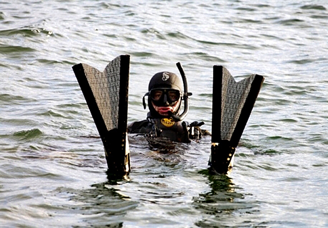 Komandosi z całego świata chcą testować te płetwy. Wymyślił je... fryzjer z Gdyni - GospodarkaMorska.pl