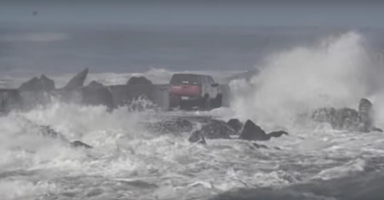 Chciał zobaczyć sztorm z bliska i utknął (wideo) - GospodarkaMorska.pl