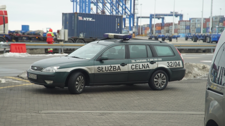 Zjechał z promu z falszywym prawem jazdy - GospodarkaMorska.pl