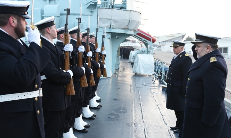 Z mundurem pożegnał się dowódca najsłynniejszego polskiego niszczyciela ORP Błyskawica - GospodarkaMorska.pl