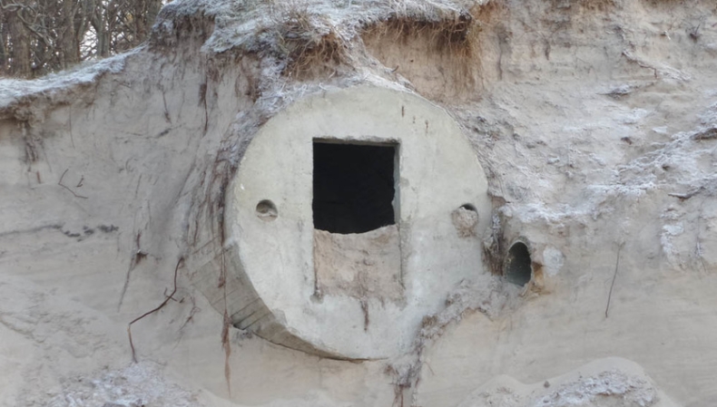 W Kołobrzegu sztorm odsłonił wejścia do tajemniczych tuneli (foto) - GospodarkaMorska.pl