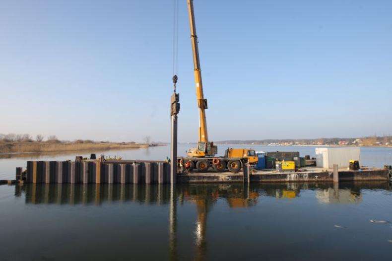 Wyspa Sobieszewska. Robotnicy na rzece, budowa mostu ruszyła na dobre - GospodarkaMorska.pl
