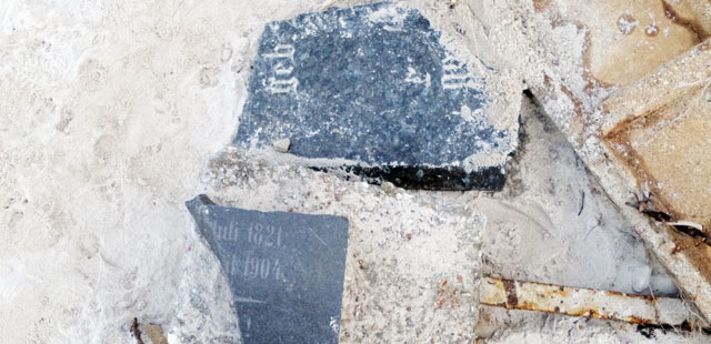 Na kołobrzeskiej plaży morze odsłoniło fragmenty dawnego cmentarza (foto) - GospodarkaMorska.pl