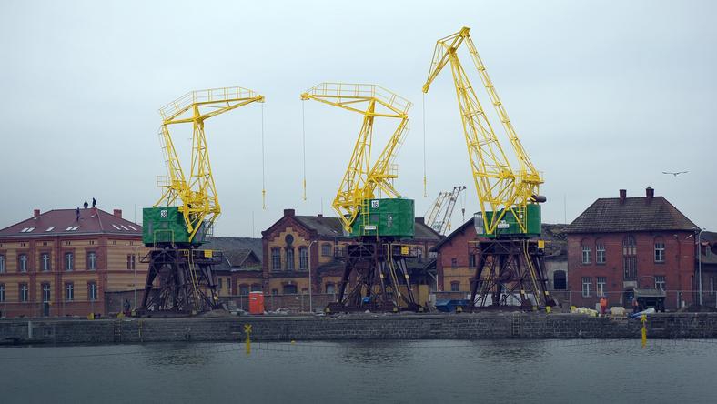 W Szczecinie zabytkowe portowe żurawie odzyskały dawny blask - GospodarkaMorska.pl