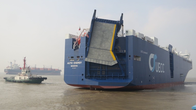 Jeden z dwóch pierwszych na świecie ekologicznych samochodowców zawinął do Gdyni - GospodarkaMorska.pl