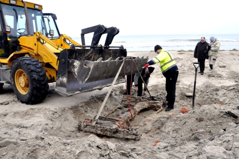 Fragmenty auta z II wojny światowej znalezione na plaży w Pobierowie (foto) - GospodarkaMorska.pl