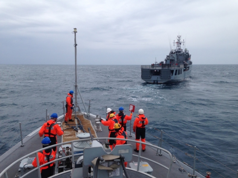 Silniki unieruchomione – prośba o holowanie - GospodarkaMorska.pl