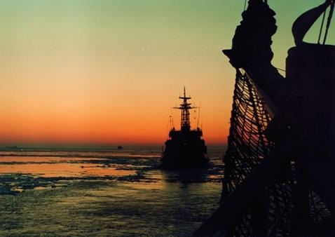 Wspomnienie powrotu ORP Iskra z rejsu dookoła świata - GospodarkaMorska.pl