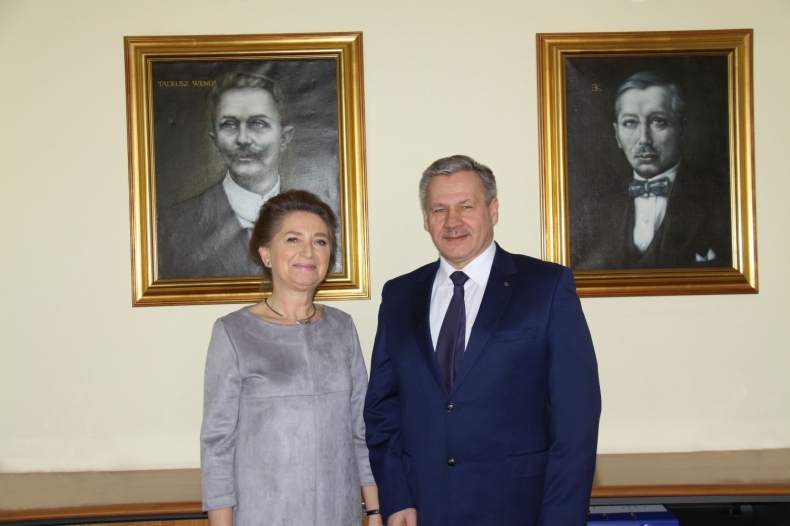 Wizyta wnuczki inż. Tadeusza Wendy w Porcie Gdynia - GospodarkaMorska.pl