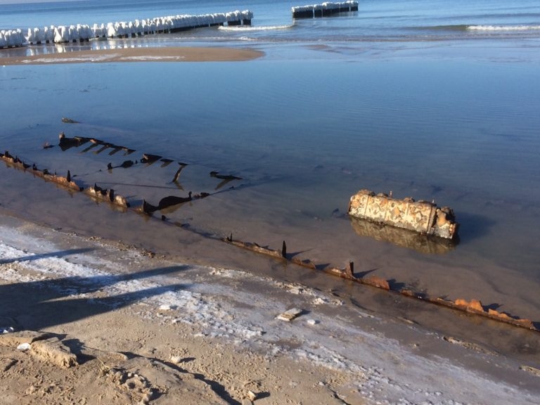 W Podczelu morze odsłoniło wrak statku (foto) - GospodarkaMorska.pl