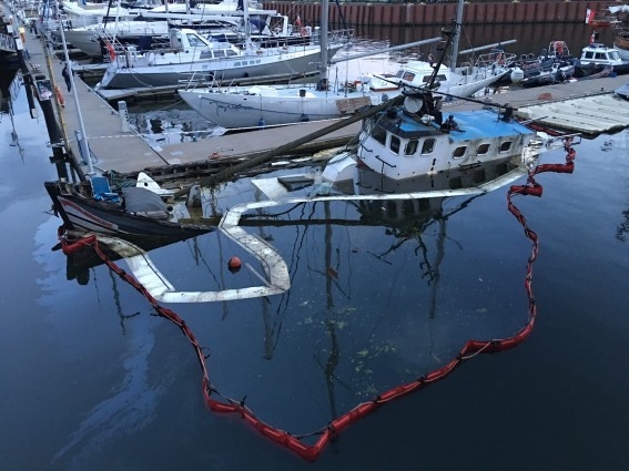 Wrak w gdańskiej marinie wciąż na dnie - GospodarkaMorska.pl