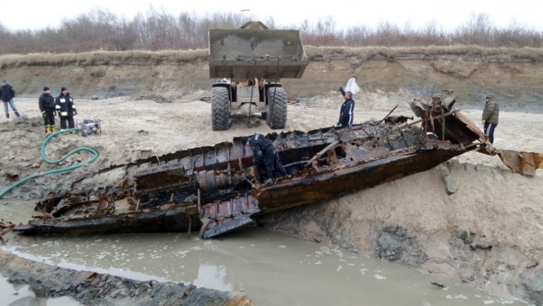 Tajemniczy wrak z podczelskiej plaży wydobyty (wideo) - GospodarkaMorska.pl