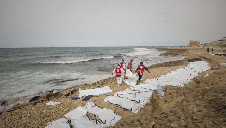 Czerwony Półksiężyc: na wybrzeżu Libii znaleziono zwłoki 74 migrantów - GospodarkaMorska.pl