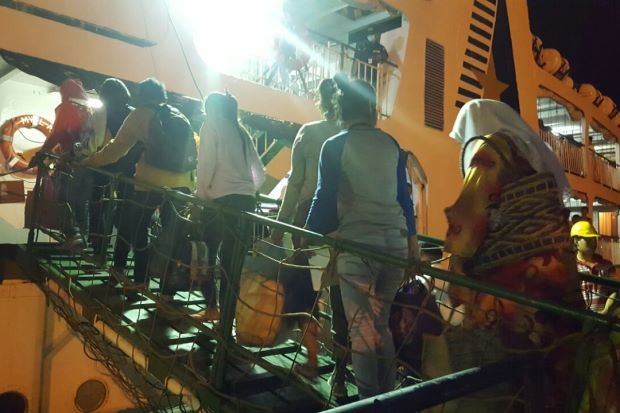 50 nielegalnych imigrantów wywołało niepokoje i szkody na promie - GospodarkaMorska.pl