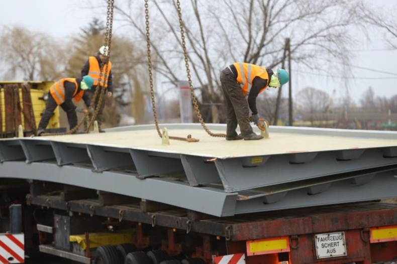 Pierwsze elementy zwodzonej kładki już nad Motławą - GospodarkaMorska.pl
