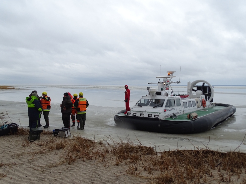 Wędkarze uwięzieni na lodzie, w akcji poduszkowiec Straży Granicznej - GospodarkaMorska.pl
