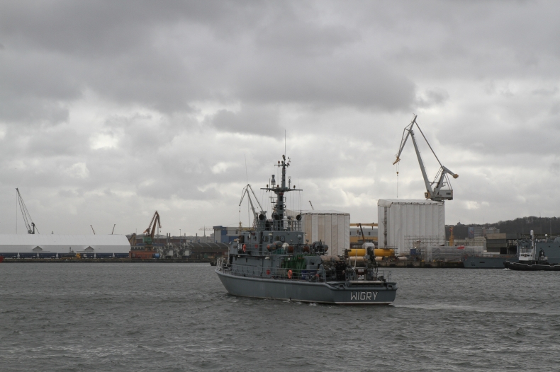 Polski trałowiec w międzynarodowym ćwiczeniu SQUADEX 17 - GospodarkaMorska.pl