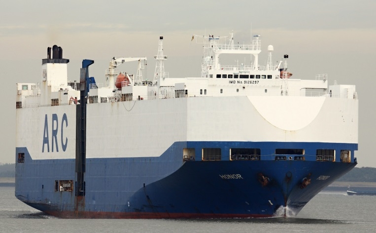 Pożar statku na kanale La Manche. Spłonęły samochody (wideo) - GospodarkaMorska.pl