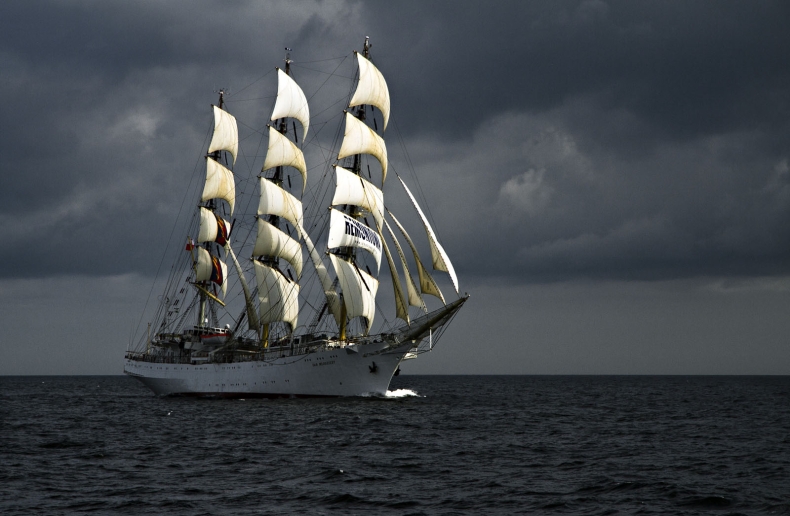 Kolejny pracowity sezon statków szkoleniowych Akademii Morskiej w Gdyni - GospodarkaMorska.pl