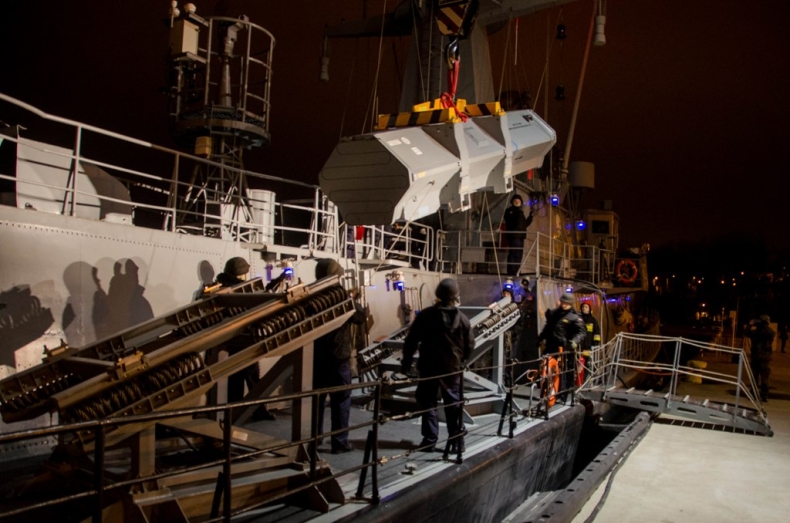 Nocny załadunek rakiet - GospodarkaMorska.pl