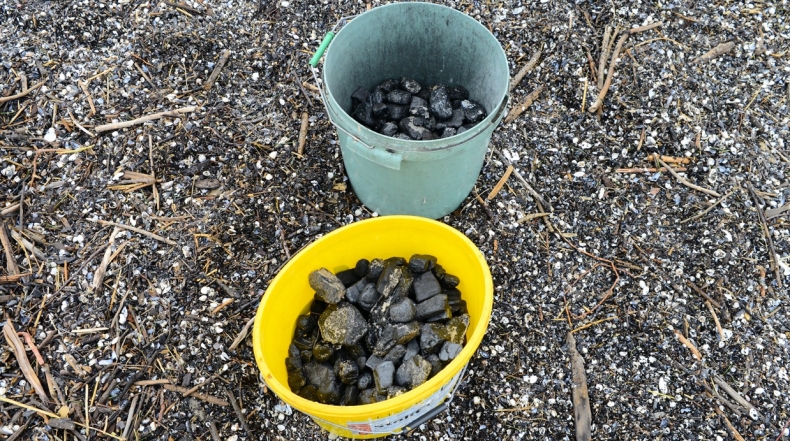 W Świnoujściu morze wyrzuciło na brzeg... węgiel (wideo) - GospodarkaMorska.pl