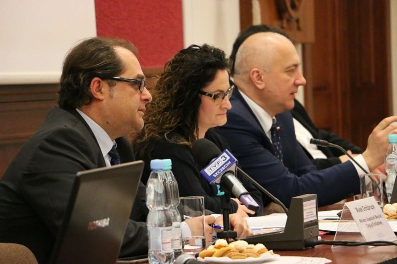 Komisja w Szczecinie. O problemach rybaków rewalskich, sytuacji PŻM i branży stoczniowej - GospodarkaMorska.pl