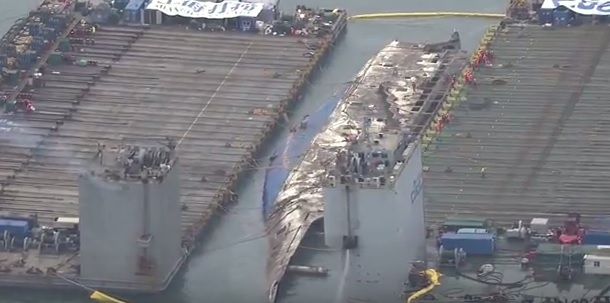 Wydobyto wrak promu Sewol (wideo) - GospodarkaMorska.pl