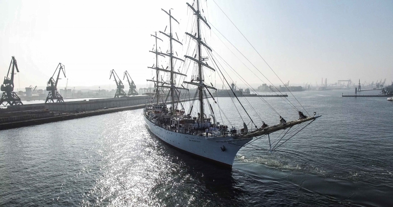 Dar Młodzieży obrzucony kamieniami w Antwerpii - GospodarkaMorska.pl