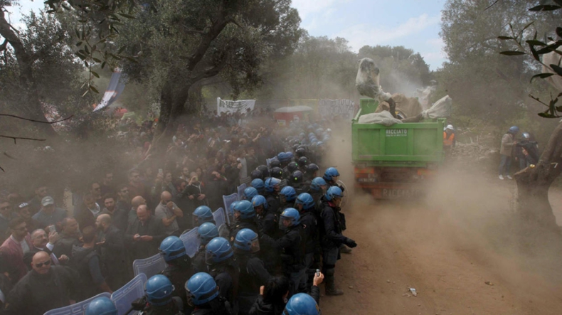 We Włoszech przeciwnicy gazociągu protestują w obronie drzewek oliwnych - GospodarkaMorska.pl