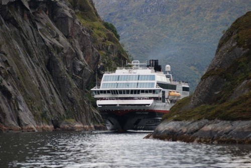 Poważne uszkodzenie promu należącego do Hurtigruten - GospodarkaMorska.pl