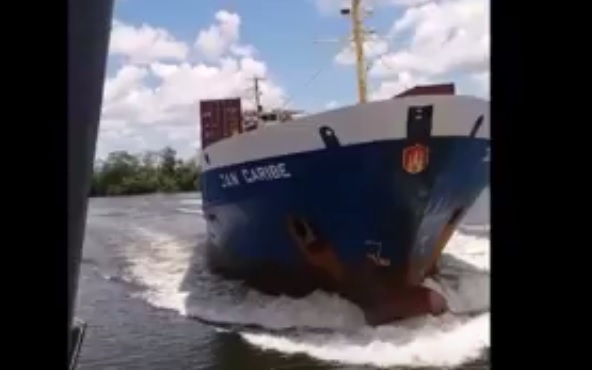 Staranował statek z pasażerami na pokładzie (wideo) - GospodarkaMorska.pl