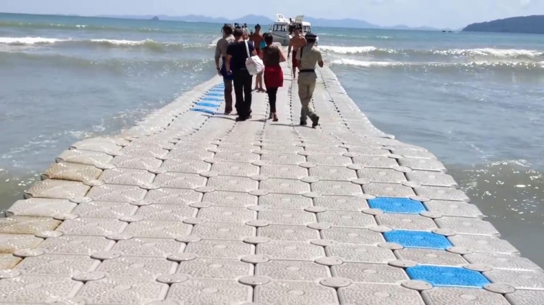 Z plaży na łódź suchą stopą (wideo) - GospodarkaMorska.pl